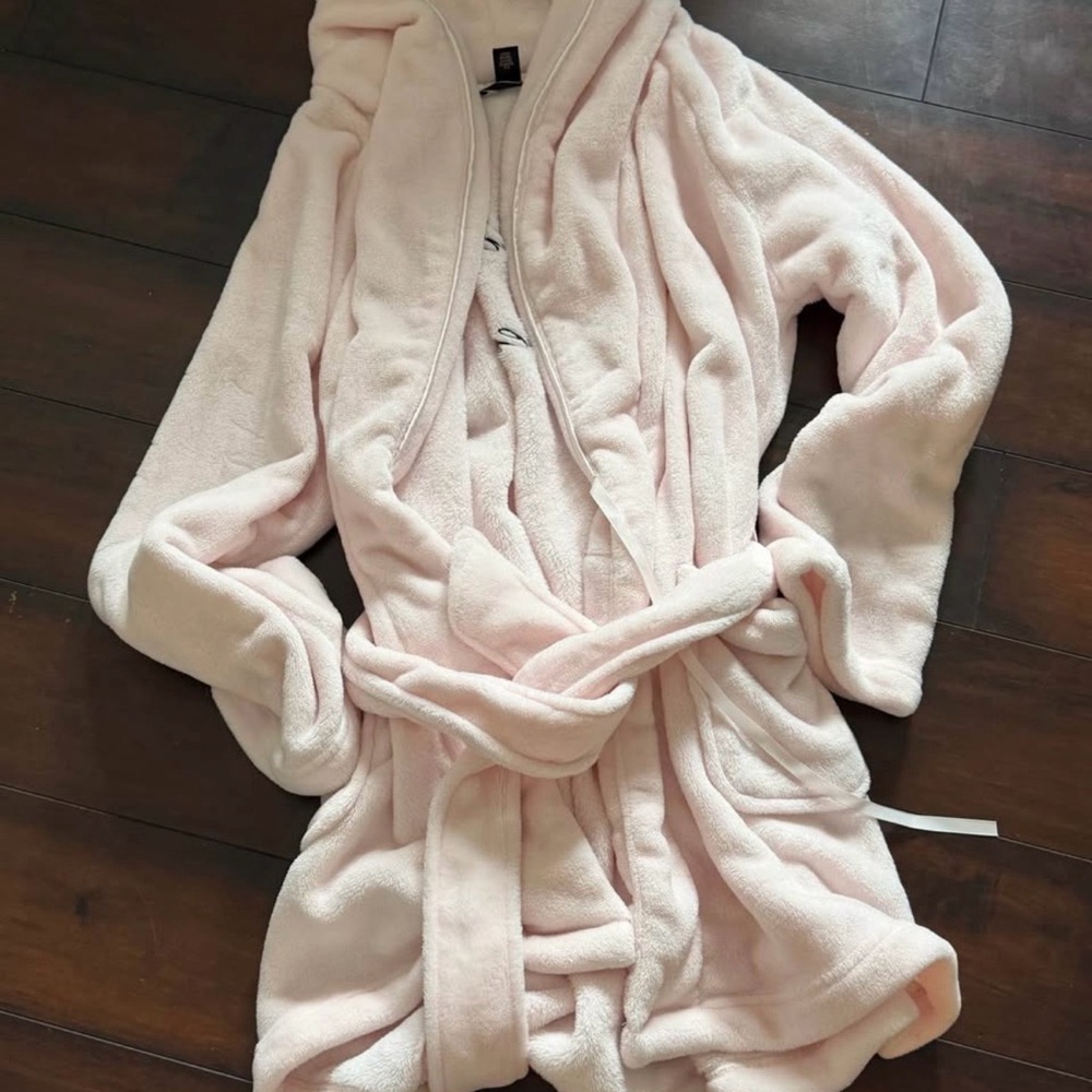 Victoria's Secret Pink Plush Robe new - Picture 2 of 3